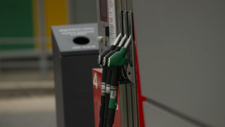 preturile-la-carburanti,-sub-lupa-anpc.-sanctiuni-dure-pentru-benzinariile-care-cresc-tarifele-dupa-ora-12:00:-„au-fost-multe-nereguli”