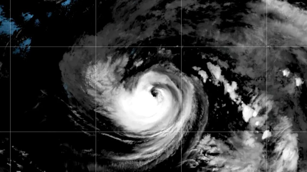 uraganul-karina-prinde-putere-in-pacific-si-ar-putea-ajunge-rapid-la-categoria-3