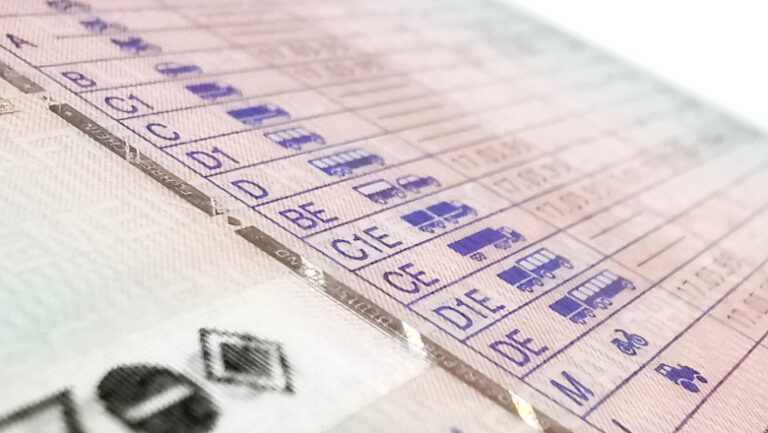 se-scumpesc-permisul-de-conducere-si-certificatul-de-inmatriculare.-cat-vor-costa-documentele-auto-incepand-cu-15-septembrie