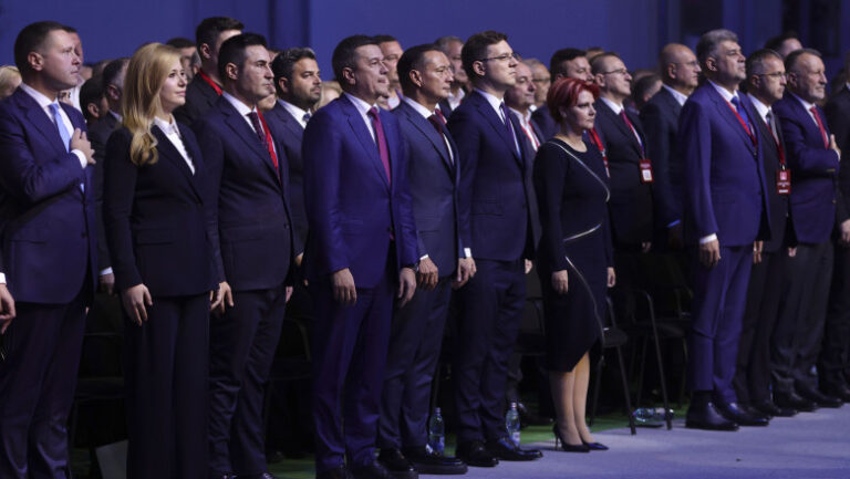 social-democratii-din-tara-analizeaza,-la-sinaia,-un-guvern-in-jurul-psd-se-negociaza-si-cu-udmr.-ce-variante-sunt-pe-masa