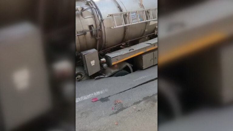 scene-incredibile-in-buzau:-o-autospeciala-a-companiei-de-apa-a-cazut-intr-o-groapa-aparuta-in-asfalt.-ce-a-provocat-surparea