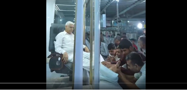 imagini-virale:-lider-spiritual-indian,-in-cabina-de-sticla-cu-aer-conditionat-si-picioarele-afara-pentru-a-fi-sarutate imagini-virale:-lider-spiritual-indian,-in-cabina-de-sticla-cu-aer-conditionat-si-picioarele-afara-pentru-a-fi-sarutate