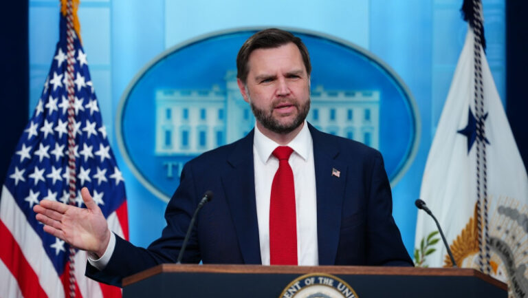 reactia-lui-jd-vance-dupa-ce-trump-a-publicat-un-videoclip-ai-cu-insula-kharg-facuta-„tandari”:-„ii-place-sa-mai-schimbe-putin-tonul”