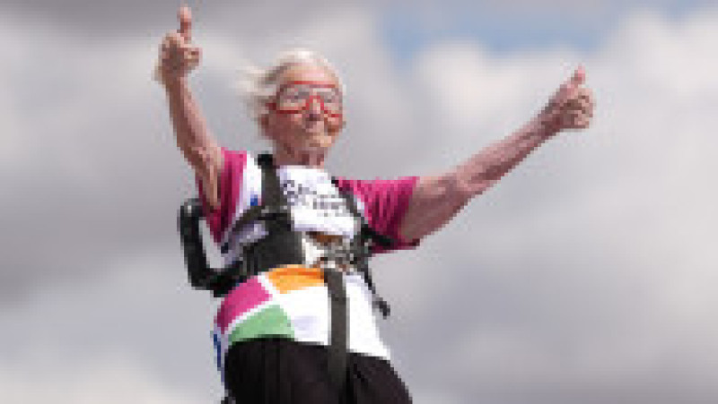 Betty Bromage, la 97 de ani, sfidează vârsta și gravitația, devenind cea mai în vârstă femeie din lume care practică wing-walking. Foto: Profimedia | Poza 5 din 6