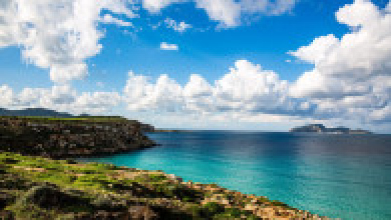 Favignana, cea mai mare dintre insulele Egadi, se află la o distanţă de 7 kilometri de coasta vestică a Siciliei şi a fost transformată în Itaca, insula lui Odiseu. Foto: Profimedia Images | Poza 5 din 5