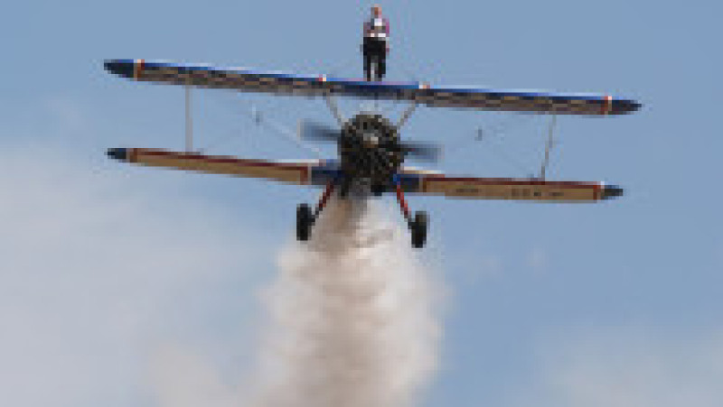 Betty Bromage, la 97 de ani, sfidează vârsta și gravitația, devenind cea mai în vârstă femeie din lume care practică wing-walking. Foto: Profimedia | Poza 2 din 6