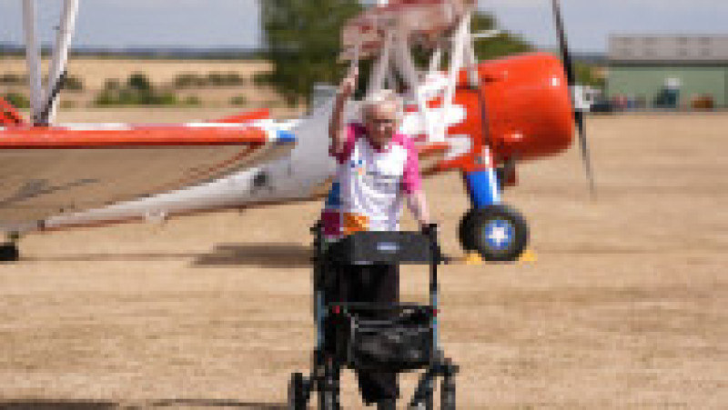 Betty Bromage, la 97 de ani, sfidează vârsta și gravitația, devenind cea mai în vârstă femeie din lume care practică wing-walking. Foto: Profimedia | Poza 6 din 6