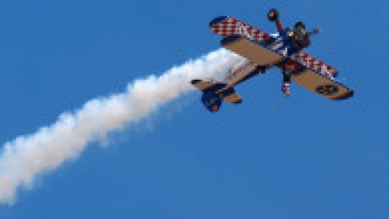 Betty Bromage, la 97 de ani, sfidează vârsta și gravitația, devenind cea mai în vârstă femeie din lume care practică wing-walking. Foto: Profimedia | Poza 3 din 6
