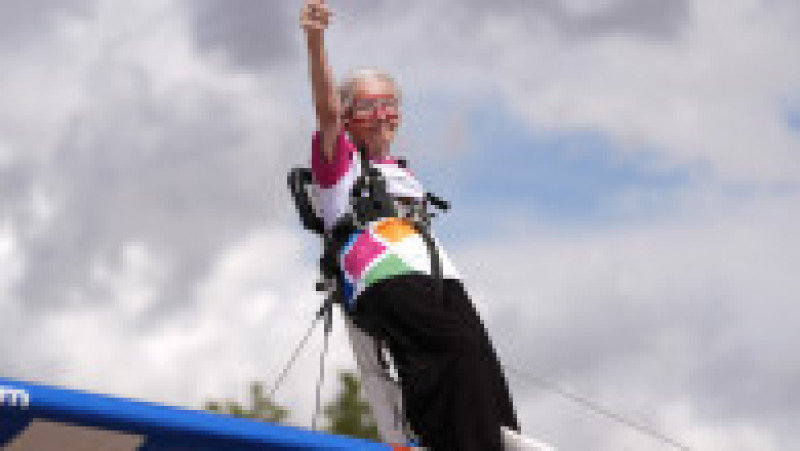 Betty Bromage, la 97 de ani, sfidează vârsta și gravitația, devenind cea mai în vârstă femeie din lume care practică wing-walking. Foto: Profimedia | Poza 1 din 6