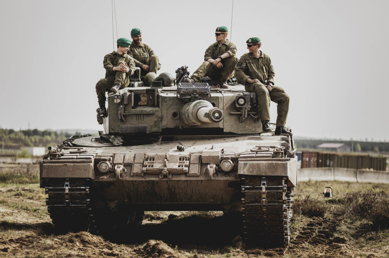 Norwegische Soldaten auf einem Panzer Leopard 2 A4, aufgenommen im Rahmen einer Uebung der Bundeswehr mit Streitkraeften