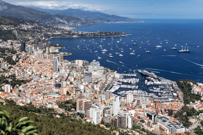 Vedere aeriană panoramică a Principatului Monaco de la Tête de Chien, cu vedere spre Port Hercules, Monte Carlo și Marea Mediterană