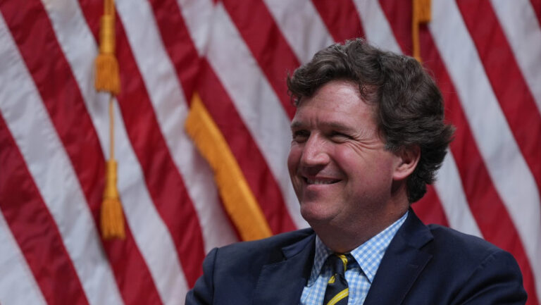 tucker-carlson:-donald-trump-trebuie-demis-din-functie-„imediat”.-ce-l-a-enervat-pe-fostul-aliat-conservator-al-presedintelui