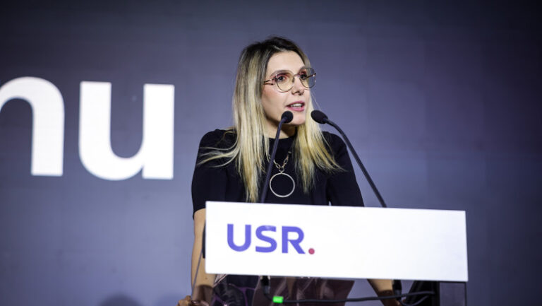 diana-buzoianu-(usr)-ironizeaza-rezolutia-psd-privind-viitorul-guvern-si-spune-ca-e-„o-hartie-cu-multe-promisiuni”