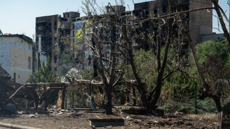 ruine,-drone-si-strazi-pustii:-orasele-din-donbas,-distruse-pe-masura-ce-rusii-avanseaza.-„drujkivka-a-disparut”
