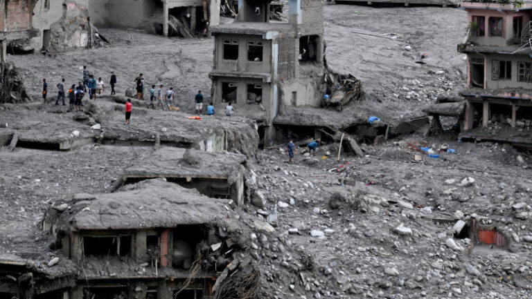 bilantul-viiturii-din-himalaya-a-trecut-de-1000-de-morti-peste-4.400-de-oameni,-dati-disparuti