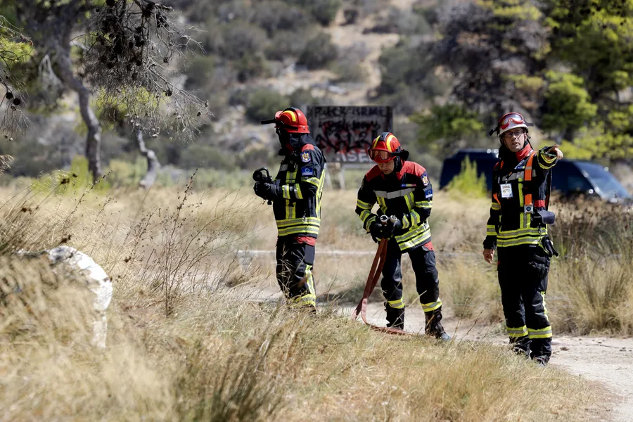 cum-se-pregatesc-pompierii-romani-pentru-marile-incendii-din-grecia.-scenariul:-un-parc-national-in-flacari-si-o-persoana-prinsa-de-foc