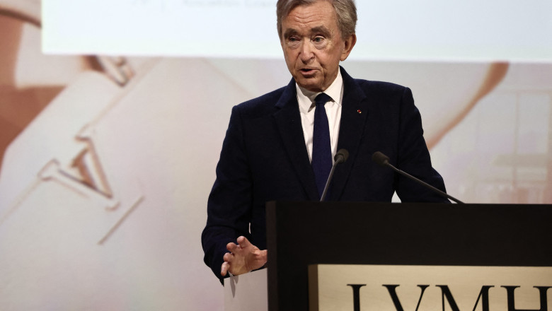 un-nou-episod-din-„razboiul-gentilor-de-lux”:-mostenitorul-hermes-il-da-in-judecata-pe-proprietarul-louis-vuitton.-care-sunt-acuzatiile un-nou-episod-din-„razboiul-gentilor-de-lux”:-mostenitorul-hermes-il-da-in-judecata-pe-proprietarul-louis-vuitton.-care-sunt-acuzatiile