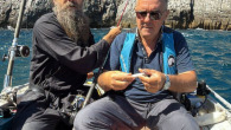 George Simion și Dan Dungaciu, la pescuit, alături de călugării de pe Muntele Athos. Foto: Facebook/Dan Dungaciu | Poza 2 din 13