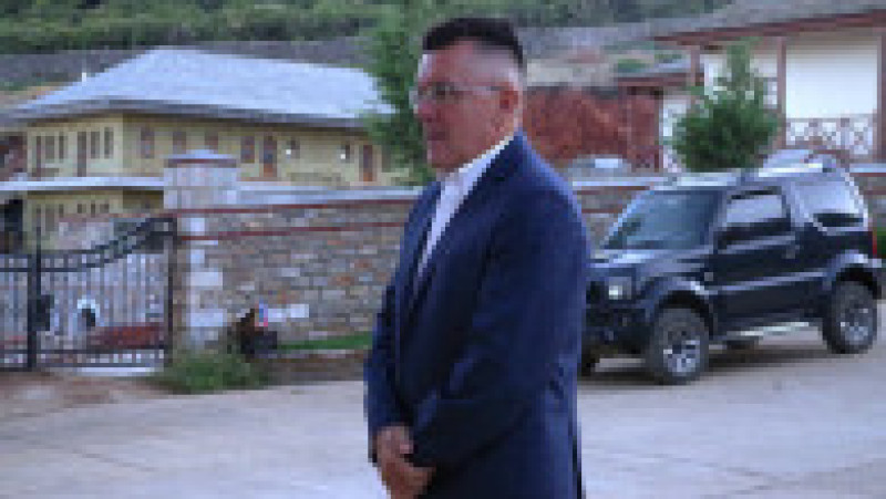 George Simion și Dan Dungaciu, la pescuit, alături de călugării de pe Muntele Athos. Foto: Facebook/Dan Dungaciu | Poza 6 din 13