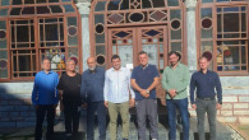 George Simion și Dan Dungaciu, la pescuit, alături de călugării de pe Muntele Athos. Foto: Facebook/Dan Dungaciu | Poza 3 din 13